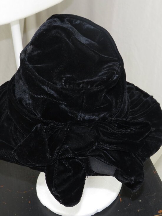 Vintage Black Velvet Bonnet‑Style Hat – Gothic Victorian Drama, Retro Costume